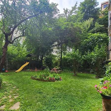 - Large And Cozy - Backyard Budapest